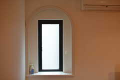 アーチ型の窓がかわいいです。(2022-09-29,共用部,LIVINGROOM,2F)