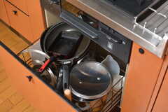 フライパンや鍋類はコンロ下に収納されています。(2022-09-29,共用部,KITCHEN,2F)