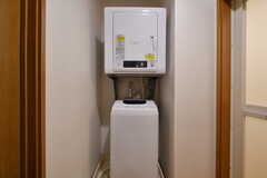 脱衣室には洗濯機と乾燥機が設置されています。(2022-09-29,共用部,LAUNDRY,1F)