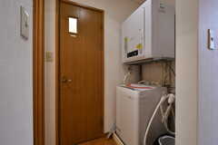 廊下に設置された洗濯機と乾燥機。隣のドアはトイレです。(2022-09-29,共用部,LAUNDRY,1F)