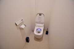 ウォシュレット付きトイレの様子。フタは自動センサーで開閉します。(2022-09-29,共用部,TOILET,3F)