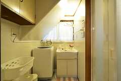 バスルームの脱衣室。洗濯機と洗面台が設置されています。(2016-03-24,共用部,LAUNDRY,1F)