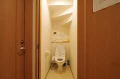 ウォシュレット付きトイレの様子。階段裏のスペースにあります。(2011-10-27,共用部,TOILET,1F)