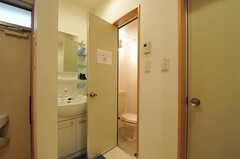 扉の奥はトイレとシャワールームです。洗面台の対面には同じセットがもう1つあります。(2011-10-27,共用部,OTHER,1F)
