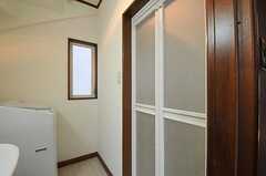 バスルームのドアは折り戸です。(2011-09-09,共用部,BATH,1F)
