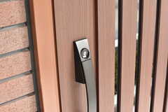 玄関の鍵はカードをかざすタイプして施錠するタイプ。(2017-04-06,周辺環境,ENTRANCE,1F)