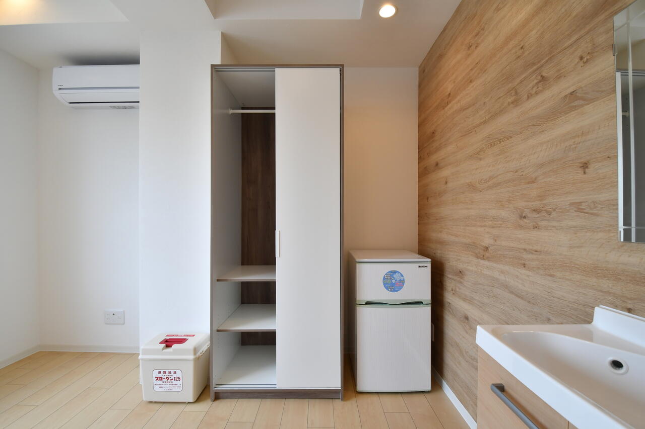 全室、ワードロープと冷蔵庫が用意されています。（501号室）|5F 部屋