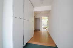 玄関から見た内部の様子。リビングは2階にあります。(2013-05-17,周辺環境,ENTRANCE,1F)