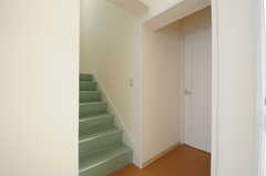 階段の様子。隣のドアは102号室です。(2013-05-17,周辺環境,ENTRANCE,1F)