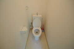 専用トイレの様子。（102号室）(2013-08-30,専有部,ROOM,1F)