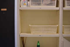 2台の洗面台のあいだには、部屋ごとに使える収納棚が設置されています。(2020-10-08,共用部,WASHSTAND,2F)