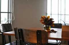 カフェテーブルには花が飾られていました。(2013-10-30,共用部,LIVINGROOM,6F)