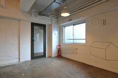 廊下の様子2。扉の奥には水まわり設備があります。(2013-10-30,共用部,OTHER,6F)
