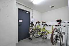 ガレージの様子。共用の自転車が置かれています。(2013-10-30,共用部,GARAGE,1F)
