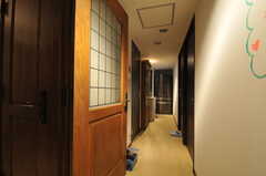 キッチンへ向かう廊下の様子。右手には専有部、左手にはシャワールームがあります。(2011-09-22,共用部,OTHER,4F)