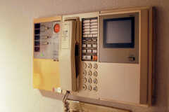 廊下にはインターホンの受信機があります。(2011-09-22,共用部,OTHER,4F)