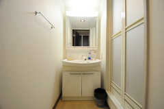廊下から見た洗面台の様子。右手がシャワールームなので、脱衣室も兼ねています。(2011-09-22,共用部,OTHER,4F)