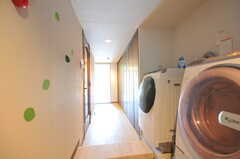 洗濯機の奥は、部屋ごとに使える収納スペースになっています。収納の対面に水まわり設備があります。(2011-09-22,共用部,LAUNDRY,4F)