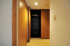 廊下には部屋ごとに使える収納スペースも用意されています。(2011-09-22,共用部,OTHER,4F)