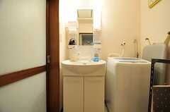 脱衣室に設置された洗面台と洗濯機の様子。(2011-09-27,共用部,BATH,1F)