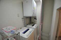 洗濯機、乾燥機の様子。脱衣室はカーテンで仕切られています。(2011-10-24,共用部,KITCHEN,1F)