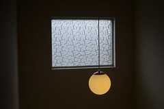 階段の照明と窓ガラス。(2011-10-24,共用部,OTHER,2F)