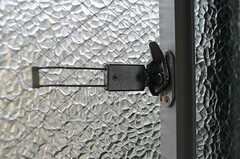 窓の鍵はエアコン設置のため、移設しています。（203号室）(2011-10-24,専有部,ROOM,2F)