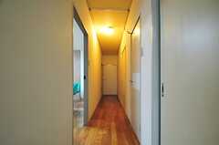 廊下の様子。左手のドアがリビングです。右手のドアは水まわりの部屋。(2013-05-30,共用部,OTHER,1F)