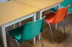 テーブルには8脚の椅子が用意されています。(2013-05-30,共用部,LIVINGROOM,1F)