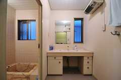 脱衣室の様子。洗面台が設置されています。(2013-05-30,共用部,BATH,1F)