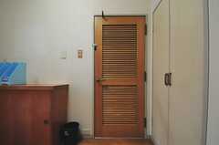 専有部のドアはルーバータイプ。（101号室）(2013-05-30,専有部,ROOM,1F)