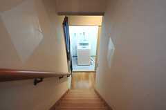 階段の向かいには洗濯機が設置されています。(2013-05-30,共用部,OTHER,2F)