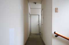 廊下の様子。右手のドアはトイレで、正面のドアは203号室です。(2013-05-30,共用部,OTHER,2F)