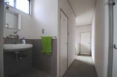 廊下には洗面台が設置されています。(2013-05-30,共用部,OTHER,2F)