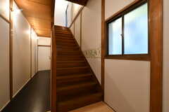 階段の様子。リビングは2階にあります。(2021-03-05,共用部,OTHER,1F)