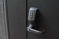 玄関の鍵はナンバー式のオートロック。(2023-06-23,周辺環境,ENTRANCE,1F)