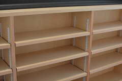 階段の踊り場には本棚が設置されています。入居者さんが自由に使用できます。(2023-06-23,共用部,OTHER,1F)