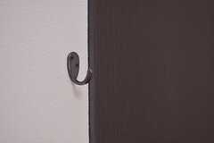 ドアの横のフックは鍵を掛けておくのに便利。（105号室）(2015-03-03,専有部,ROOM,1F)