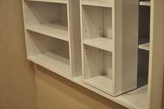 バスルームへ続く廊下脇に設けられた棚スペースには、洗面用具を収納するのに便利そう。(2012-12-07,共用部,OTHER,2F)