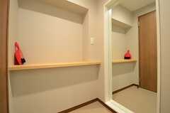 脱衣室の様子。棚と大きな鏡が設置されています。(2012-12-07,共用部,BATH,2F)