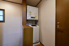 廊下に洗濯機と乾燥機が設置されています。(2020-09-03,共用部,LAUNDRY,2F)
