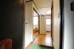 玄関から見た内部の様子。左手にベッドスペース、右手にキッチンや水まわりがあります。（127号室）(2012-11-27,専有部,ROOM,2F)