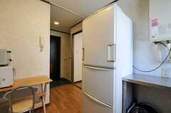 冷蔵庫は大型のファミリータイプ。（127号室）(2012-11-27,専有部,ROOM,2F)