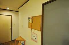 廊下にはコミュニケーションボードが設置されています。(2012-11-27,専有部,ROOM,3F)