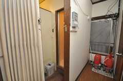 カーテンの奥が脱衣スペース。右手にはトイレがある。(2009-01-13,共用部,BATH,1F)