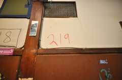 部屋番号だって壁に直書きが基本スタイル。(2009-01-13,専有部,ROOM,2F)
