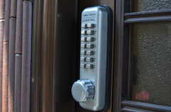 玄関の鍵はナンバー式。(2013-04-15,周辺環境,ENTRANCE,1F)