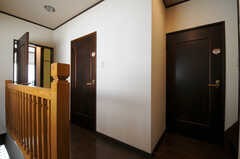 廊下の様子。左から204、205号室、奥のドアの先に206号室と207号室があります。(2013-04-15,共用部,OTHER,2F)