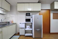 左からゴミ箱、キッチン家電、冷蔵庫が並びます。(2012-05-28,共用部,KITCHEN,2F)
