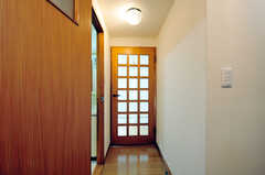 玄関前から見た廊下の様子。突き当りが206号室で、左手が脱衣室です。(2012-05-28,共用部,OTHER,2F)